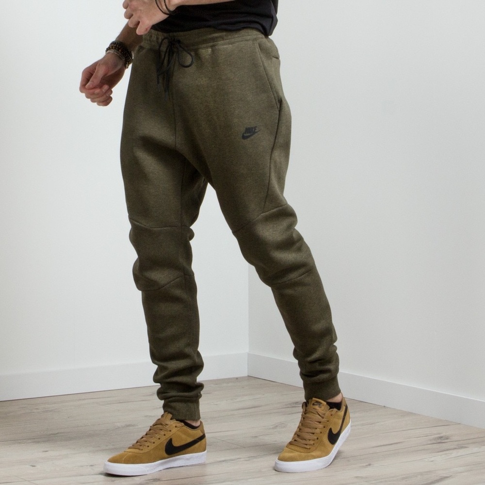 NIKE Men’s Tech Fleece Jogger in Green